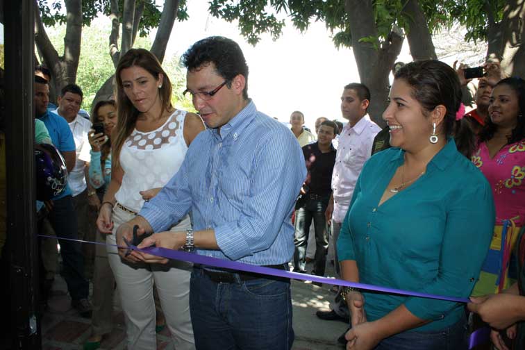 El alcalde de Santa Marta, Carlos Caicedo, la gestora social Elisa Villarroel y la viceministra de las TICs, María Carolina Hoyos Turbay.